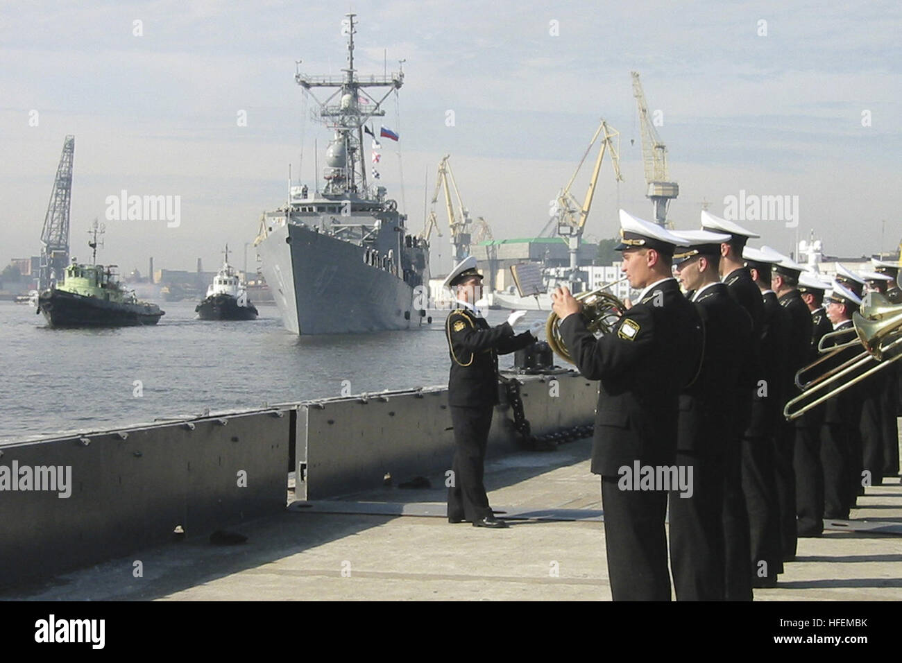 030703-N-0000D-001 Saint-Pétersbourg, Russie (Jul. 3, 2003) -- la frégate lance-missiles USS Nicholas (FFG 47) côté quai arrive à Saint-pétersbourg comme un groupe joue de la marine russe sur la jetée. La visite de port inclus un quatrième de juillet respect et un anniversaire commémoration de U.S. et héros naval russe Adm. John Paul Jones, renforcement des liens entre les deux marines. C'était la première visite d'un navire de la marine américaine à la ville depuis 1996. Nicholas a été embarquée à bord de la flotte du commandant Sixième Vice Adm. Scott A. Fry. John Paul Jones a servi en tant qu'amiral de la marine russe, après avoir combattu pendant la Révolution Banque D'Images