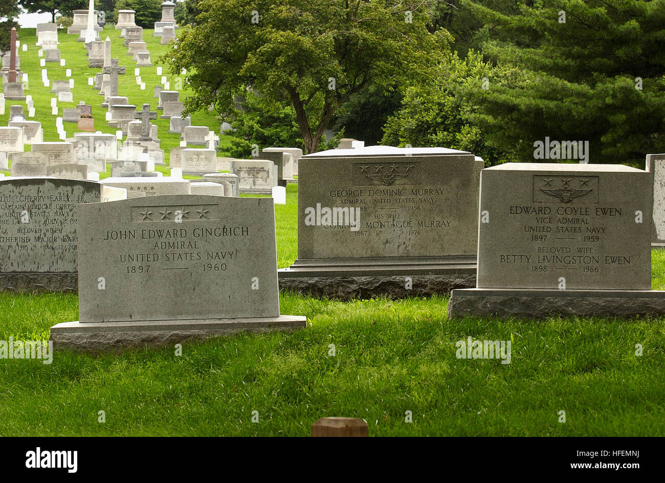030617-N-9593R-082 (juin Arlington, Va. 17, 2003) -- Arlington Mansion et 200 acres de terrain entourant immédiatement il ont été officiellement désigné comme un cimetière militaire le 15 juin 1864, par Secrétaire à la guerre Edwin M. Stanton. Plus de 260 000 personnes sont enterrés au cimetière d'Arlington. Les anciens combattants de toutes les guerres de la nation sont enterrés dans le cimetière, de la Révolution américaine par l'intermédiaire de l'opération Iraqi Freedom. Photo de la Marine américaine par l'Adjudant-chef Seth Rossman. (Libéré) US Navy 030617-N-9593R-082 Arlington Mansion et 200 acres de terrain entourant immédiatement il ont officiellement été designat Banque D'Images