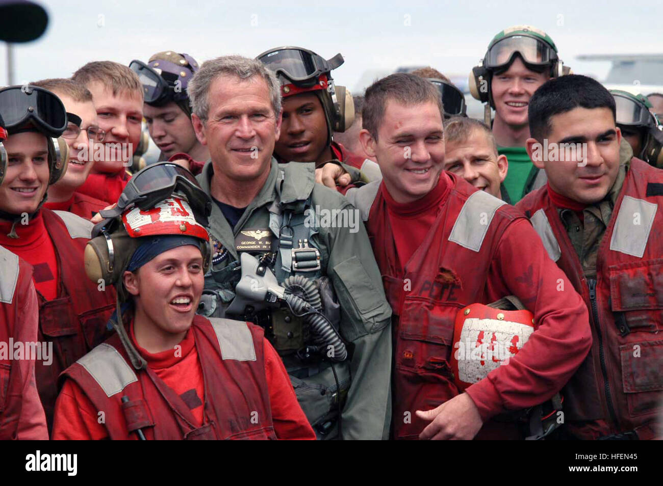 030501-N-6817C-087 de l'océan Pacifique (1 mai 2003) -- Le Président George W. Bush possède avec des marins pour une photo sur le pont après le succès de piège à bord de l'USS ABRAHAM LINCOLN (CVN 72) dans un S-3B Viking affecté à la mer bleue de loups de l'Escadron de contrôle trois cinq (VS-35) désigné '1' de la marine. Le président Bush est le premier président de séance pour piéger à bord d'un porte-avions en mer. Le Président est d'une visite à bord du navire pour rencontrer les marins et s'adresser à la nation comme Lincoln se prépare à retourner d'un 10 mois de déploiement dans le golfe Persique dans le cadre de l'opération Iraqi Freedom. Banque D'Images