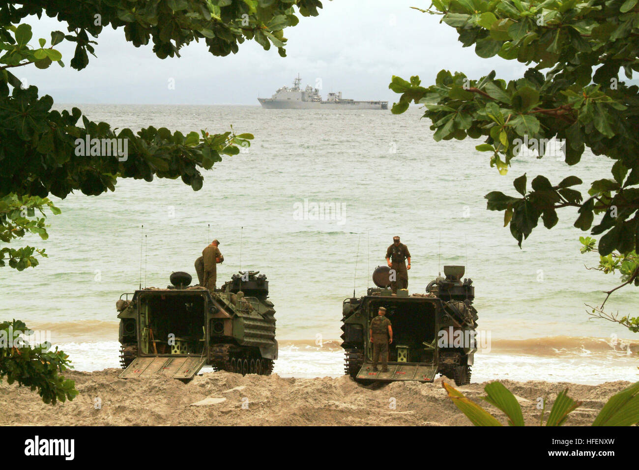 030918-N-0401E-007 Luzon, Philippines (Septembre 1994). 18, 2003) -- USS Harpers Ferry (LSD 49) croisière au large des côtes des Philippines comme véhicules d'assaut amphibie (AAV) attendre pour transporter le personnel et le matériel au navire. Passer de l'AAV du navire à la terre, capables de 8 à 10 noeuds dans l'eau et plus de 45 mph sur terre l'exécution soit personnel ou matériel de soutien, en plus d'avoir un fusil de calibre 50 et un lance-grenades pour l'armement. Harpers Ferry fait partie de l'USS Essex (DG 2) Groupe d'intervention amphibie avec l'entrepris 31e Marine Expeditionary Unit participe en Bleu/Gre Banque D'Images