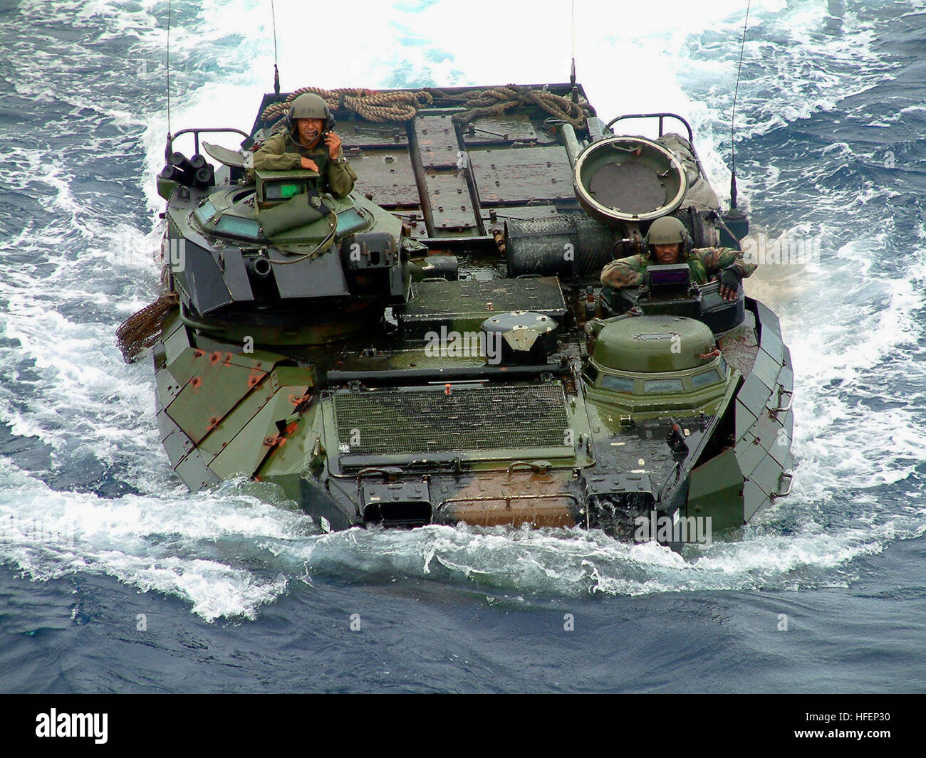 030912-N-8646S-007 mer des Philippines (Septembre 1994). 12, 2003) -- Un véhicule d'assaut amphibie (AAV) lancé à partir du dock amphibie Navire de débarquement USS Harper's Ferry (LSD 49) s'avancent vers le pont du coffre de USS Fort McHenry (LSD 43) pendant les opérations amphibies au large de la côte de la République des Philippines, au cours d'endurance comprenant de plus entre le groupe amphibie d'Essex (ARG) et la 31e Marine Expeditionary Unit (MEU). AAVÕs passer de du navire à la terre, capables de 8 à 10 noeuds dans l'eau et plus de 45 mph sur terre l'exécution soit personnel ou matériel de soutien, en plus d'avoir un 50-cali Banque D'Images