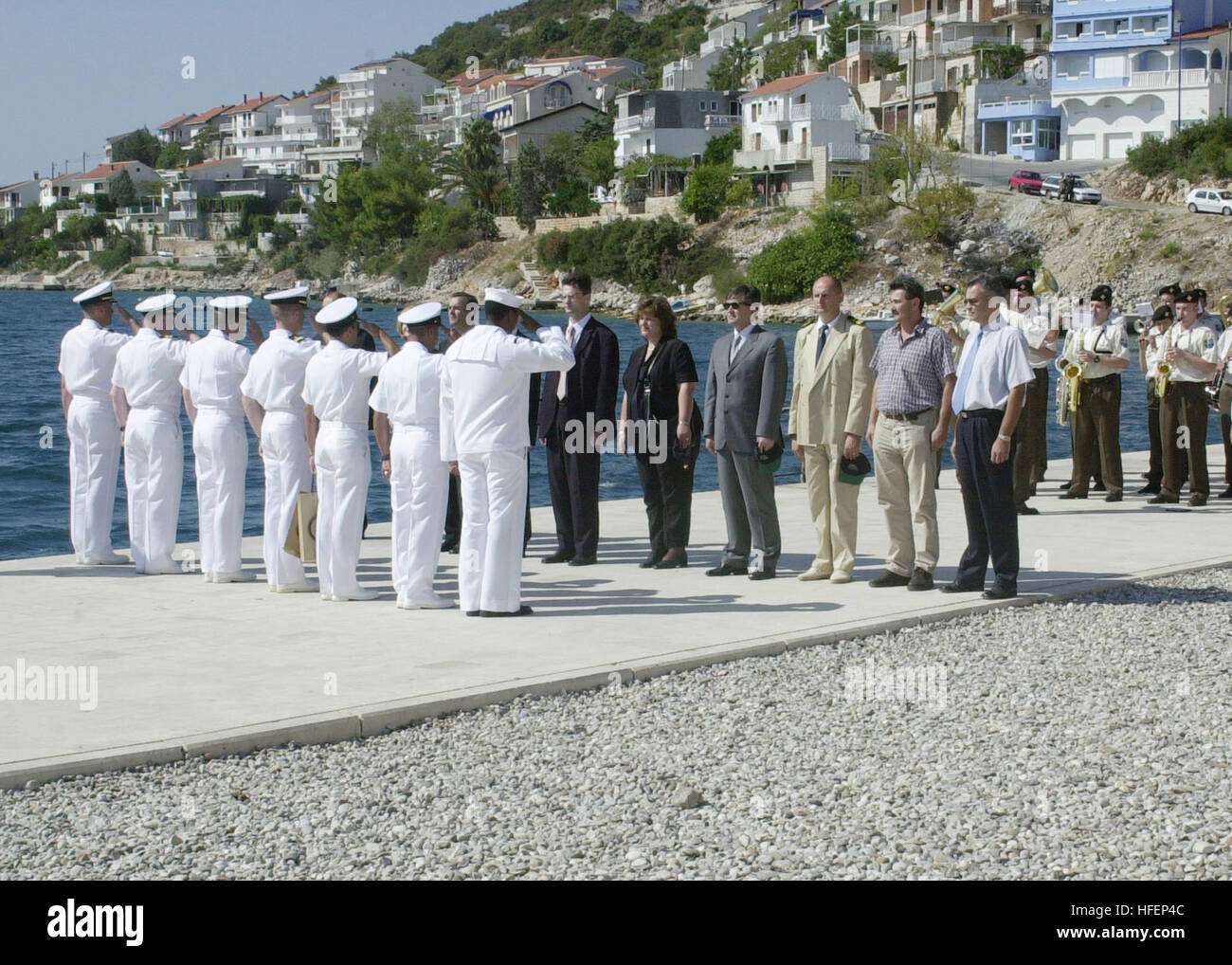 030926-N-2716P-113 Nuem, Bosnie-Herzégovine (sept. 26, 2003) -- Le Capitaine Chan avaler, commandant de la frégate lance-missiles de la Marine américaine USS Nicholas (FFG 47), et de certains autres membres de l'équipage, prendre part à une cérémonie d'arrivée peu après l'ancre dans le port de Neum. La cérémonie comprenait les présentations, de cadeaux, et la lecture de l'hymne national. Nicholas est le premier navire de la Marine américaine à jamais faire une escale au port de cette ville. Des frégates de la marine transporter un équipage de 17 officiers et 198 soldats et d'offrir un air warfare (AAW) et anti-sous-marine (GASM) missions, soutenir expediti Banque D'Images