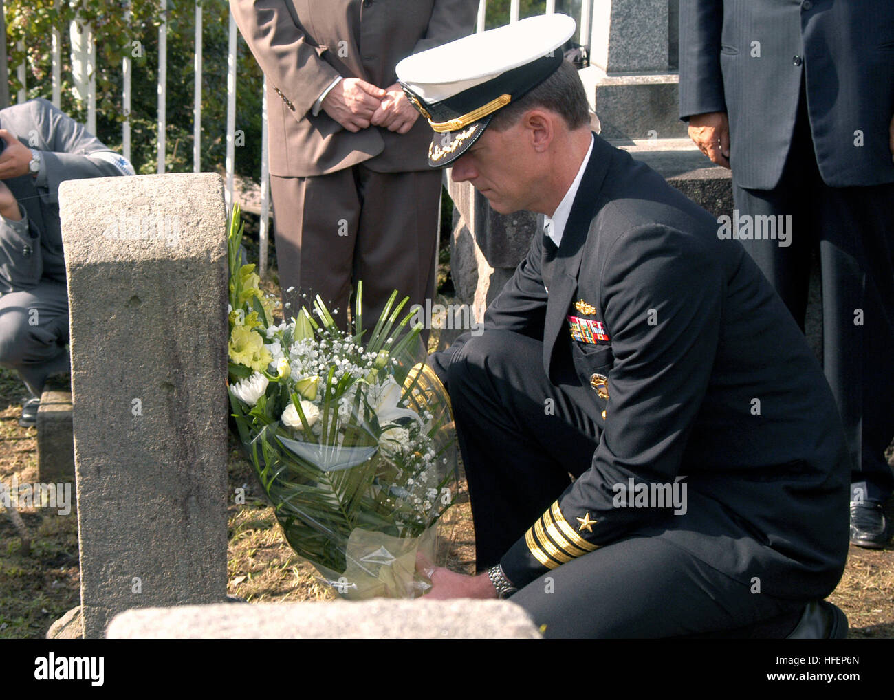 031002-N-9860Y-003 Hakodate, Japon (oct. 02, 2003) Ð Le Capitaine J. Stephen Maynard, commandant du USS Blue Ridge (CAC 19), contient des fleurs sur la tombe de l'un des deux marins américains qui sont morts pendant la Commodore Perry-led expédition américaine en 1854 à Hakodate, Japon. U.S. Navy photo by Photographer's Mate Airman Apprenti Tucker Yates. (Libéré) US Navy 031002-N-9860Y-003 Capt J. Stephen Maynard, commandant du USS Blue Ridge (CAC 19), contient des fleurs sur la tombe de l'un des deux marins américains Banque D'Images