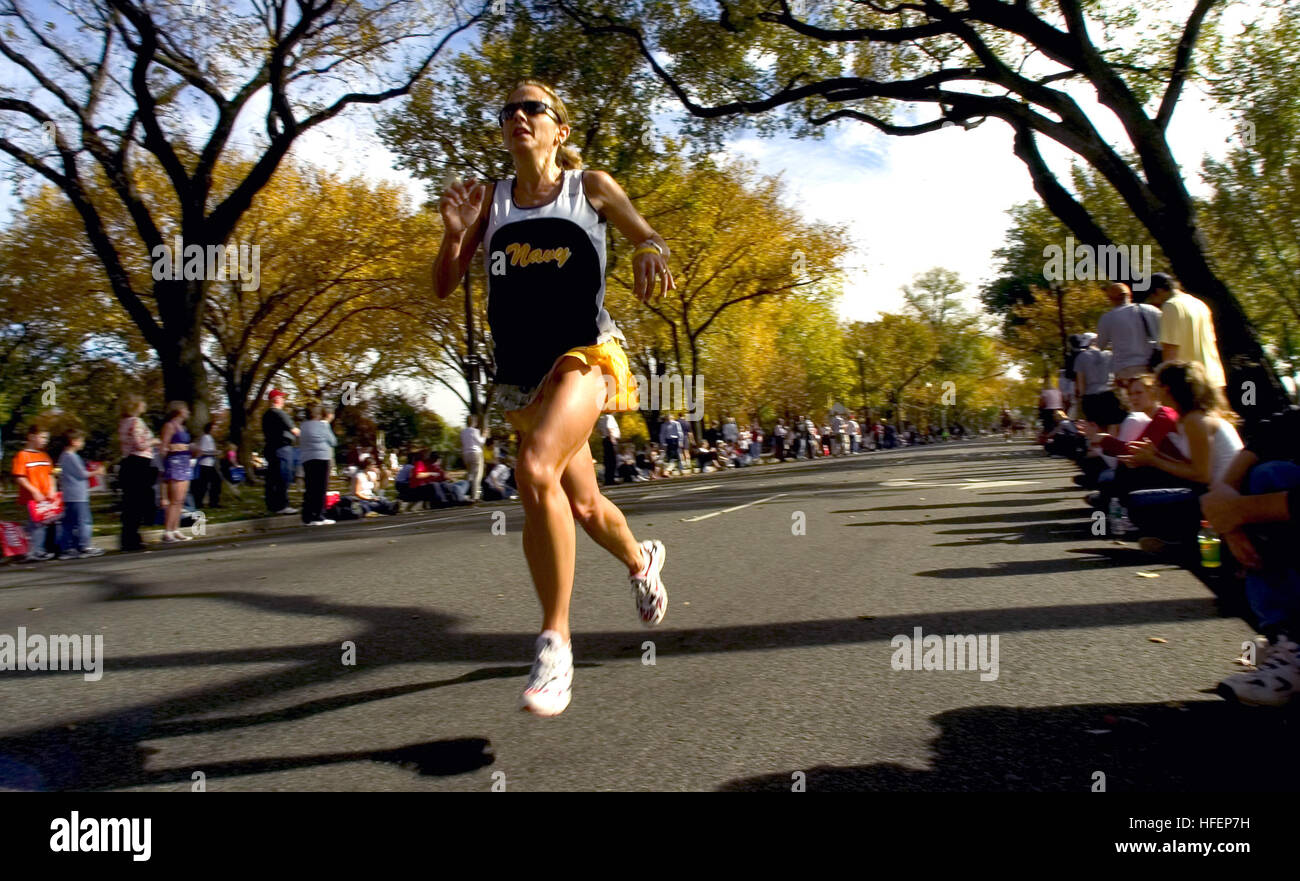 041031-N-0502D-394 Washington, D.C. (oct. 31, 2004) Ð Le Lieutenant Cmdr. Eleanor Stewart-Garbrecht All-Navy, une partie de l'équipe fonctionne le 29e Marathon annuel de Marine Corps, s'approche du 16-mile marker comme elle continue le long de l'Avenue de l'indépendance de l'équipe de la Marine est venu à la quatrième place avec un temps de 11:21:41. Près de 18 000 personnes a couru le marathon qui a commencé au cimetière national d'Arlington, coupant à travers Georgetown et le centre-ville de Washington, D.C., U.S. Navy photo de 1ère classe journaliste Monica Darby (publié) US Navy 041031-N-0502D-394 Le Lieutenant Cmdr. Eleanor Stewart-Garbrecht All-Navy, une partie de l'équipe de direction de la 29e un Banque D'Images