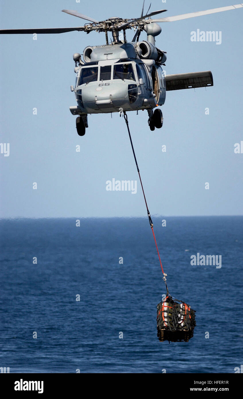 031103-N-6939M-013 Le nord du golfe Arabique (nov. 3, 2003) - UN MH-60S Knighthawk affecté à l'Escadron d'hélicoptères de lutte anti-sous-ÒIndiansÓ Six (HS-6) exécute un ravitaillement vertical entre le soutien au combat rapide USS Detroit AEO (4) et le croiseur lance-missiles USS Port Royal (CG 73). Port Royal et la 13e Marine Expeditionary Unit (MEU), 13 Opération spéciale capable (SOC) sont en mission avec un groupe expéditionnaire (ESG-1) à l'appui des opérations Enduring Freedom et Iraqi Freedom. U.S. Navy photo by Photographer's Mate 2e classe Christopher Mobley (libéré) U Banque D'Images