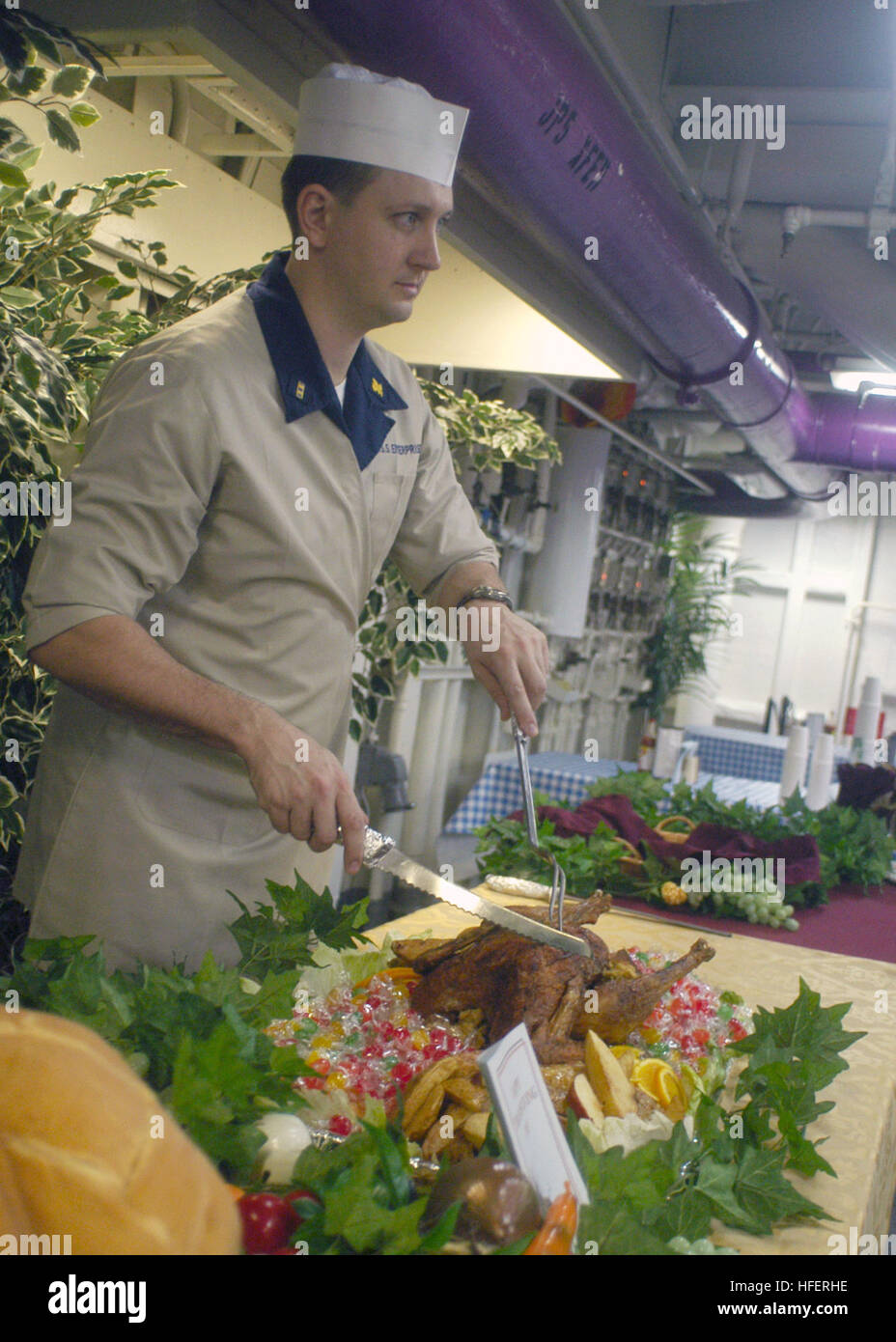 031127-N-5952R-002 en mer à bord du USS Enterprise (CVN65) 27 novembre 2003-- Food Service l'Adjudant-chef Mark Harrington de Traer, IA, s'arrête avant de servir une dinde de Thanksgiving sur le porte-avions mess du pont. ENTERPRISE est actuellement en cours dans le golfe Arabo-Persique. La Marine américaine officielle Photo de photographe Mate Airman Alex J. Recalde. US Navy 031127-N-5952R-002 Agent du service alimentaire (OFS), l'Adjudant-chef Mark Harrington, de Traer, Iowa Banque D'Images