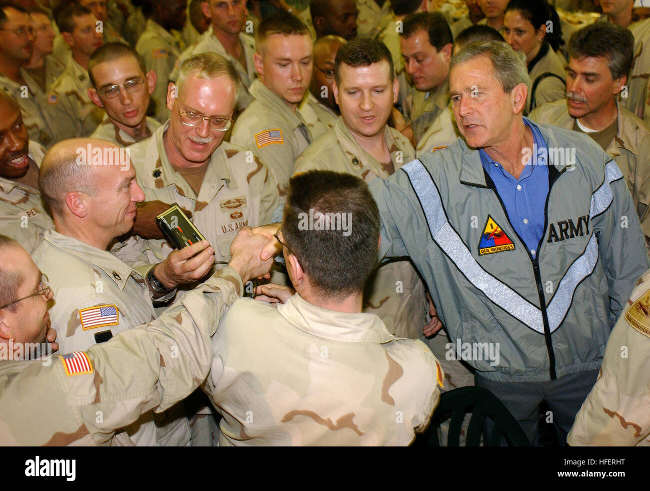 031127-F-55435R-006 Bagdad, Iraq (nov. 27, 2003) -- Le Président George W. Bush rend une visite surprise à l'aéroport international de Bagdad (BIAP). Il donne un discours à l'espoir de Bob De la salle à manger le jour de Thanksgiving à toutes les troupes qui y sont stationnées. Après son discours, les troupes ont eu l'occasion d'obtenir leurs photos prises avec le président Bush. Le Président a également servi un traditionnel dîner de Thanksgiving pour les troupes. Photo par le sergent. Reynaldo Ramon. (Libéré) US Navy 031127-F-5435R-006 le président George W. Bush rend une visite surprise à l'aéroport international de Bagdad Banque D'Images