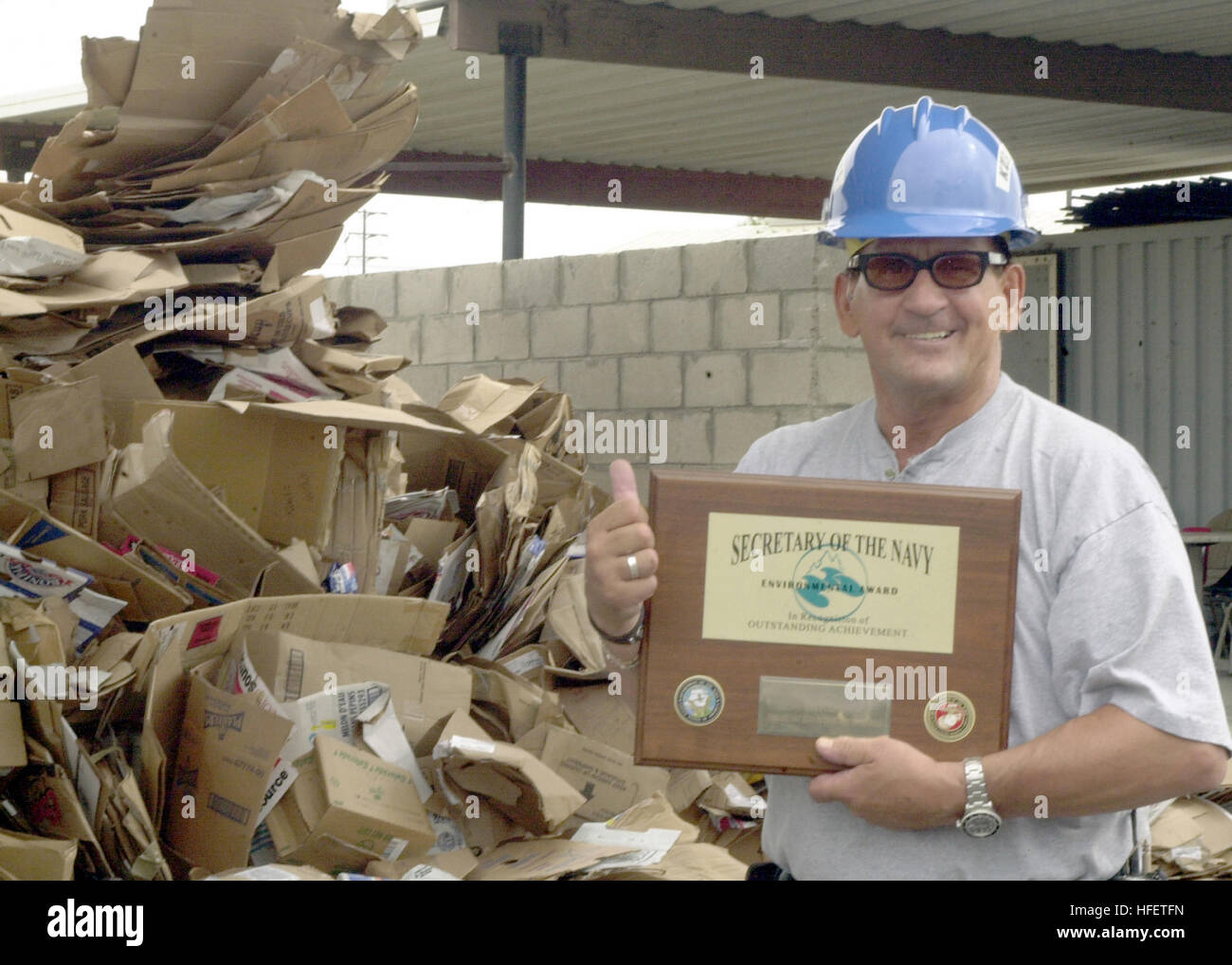 040816-N-8977G-005 de la base navale de San Diego, Californie, centre de recyclage (Août 16, 2004) - KUSI News Channel 9 reporter, Rod chance donne les pouces vers le haut tout en maintenant la secrétaire de l'excellence en matière d'environnement NavyÕs a présenté la base navale de San Diego. M. Chance foire adulte la Marine pendant les émissions en direct et proclame à la communauté, ÒThese gars ici sont fantastiques !Ó U.S. Navy photo by PhotographerÕs Mate 2e classe Johansen Laurel (libéré) US Navy 040816-N-8977G-005 KUSI News Channel 9 reporter, Rod chance donne les pouces vers le haut tout en maintenant le secrétaire de la Marine  % %5Ersquo,s Banque D'Images