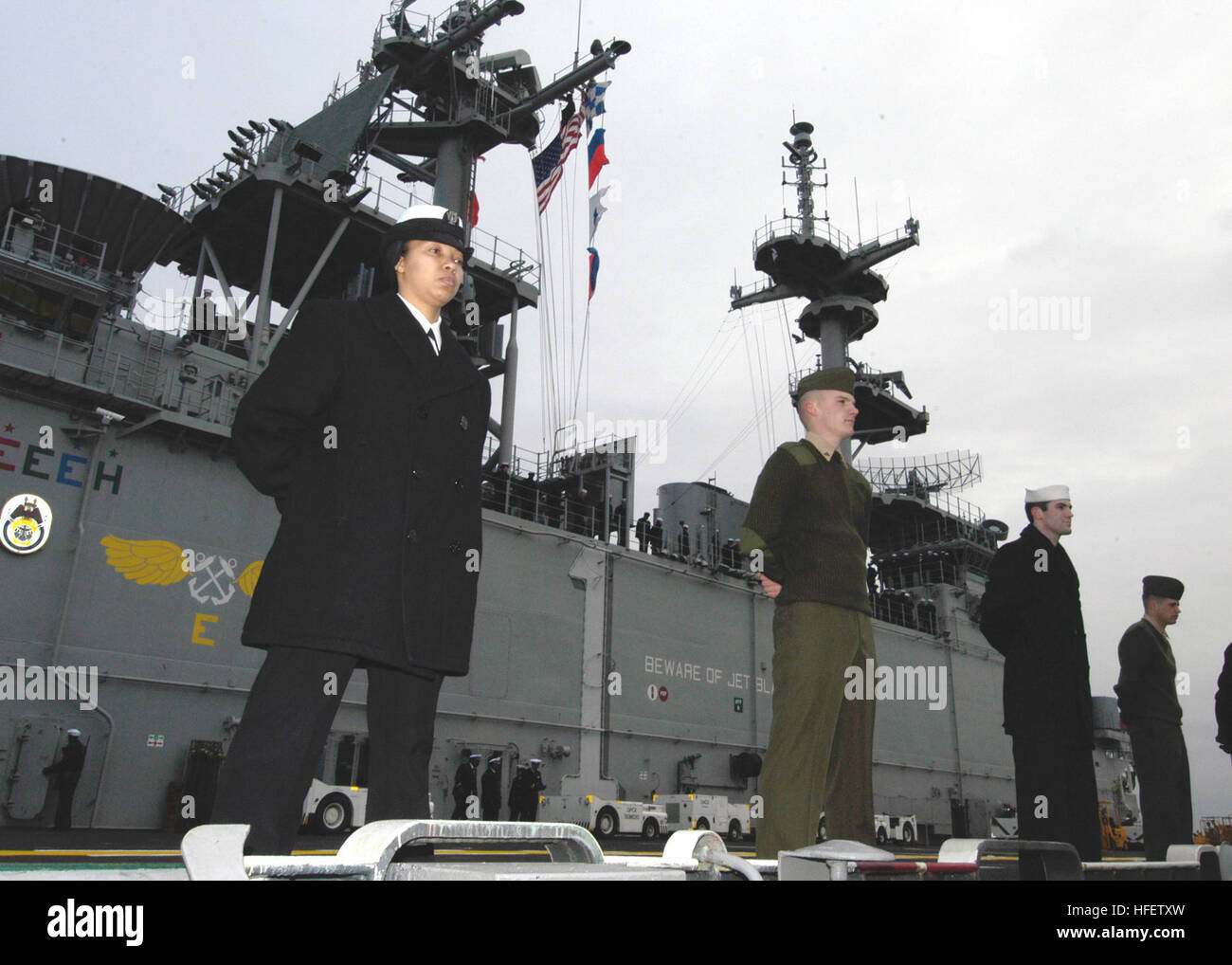 040217-N-8053S-017 Norfolk, Va. (fév. 17, 2004) - marins et Marines "homme les rails" à bord du navire d'assaut amphibie USS Wasp LHD (1) à mesure qu'ils s'éloignent Naval Station Norfolk, Va. sur un déploiement prévu à l'appui de la guerre globale contre le terrorisme. Le groupe expéditionnaire Wasp 2 (ESG-2) se compose de la vedette lance-missiles USS Leyte Gulf (CG 55) et USS Yorktown (CG 48), de transport amphibie USS Shreveport (12), LPD landing ship dock USS Whidbey Island (LSD 41), destroyer lance-missiles USS McFaul (DDG 74), sous-marin d'attaque rapide 22 USS Connecticut (SSN) et le 22 Exped Marine Banque D'Images