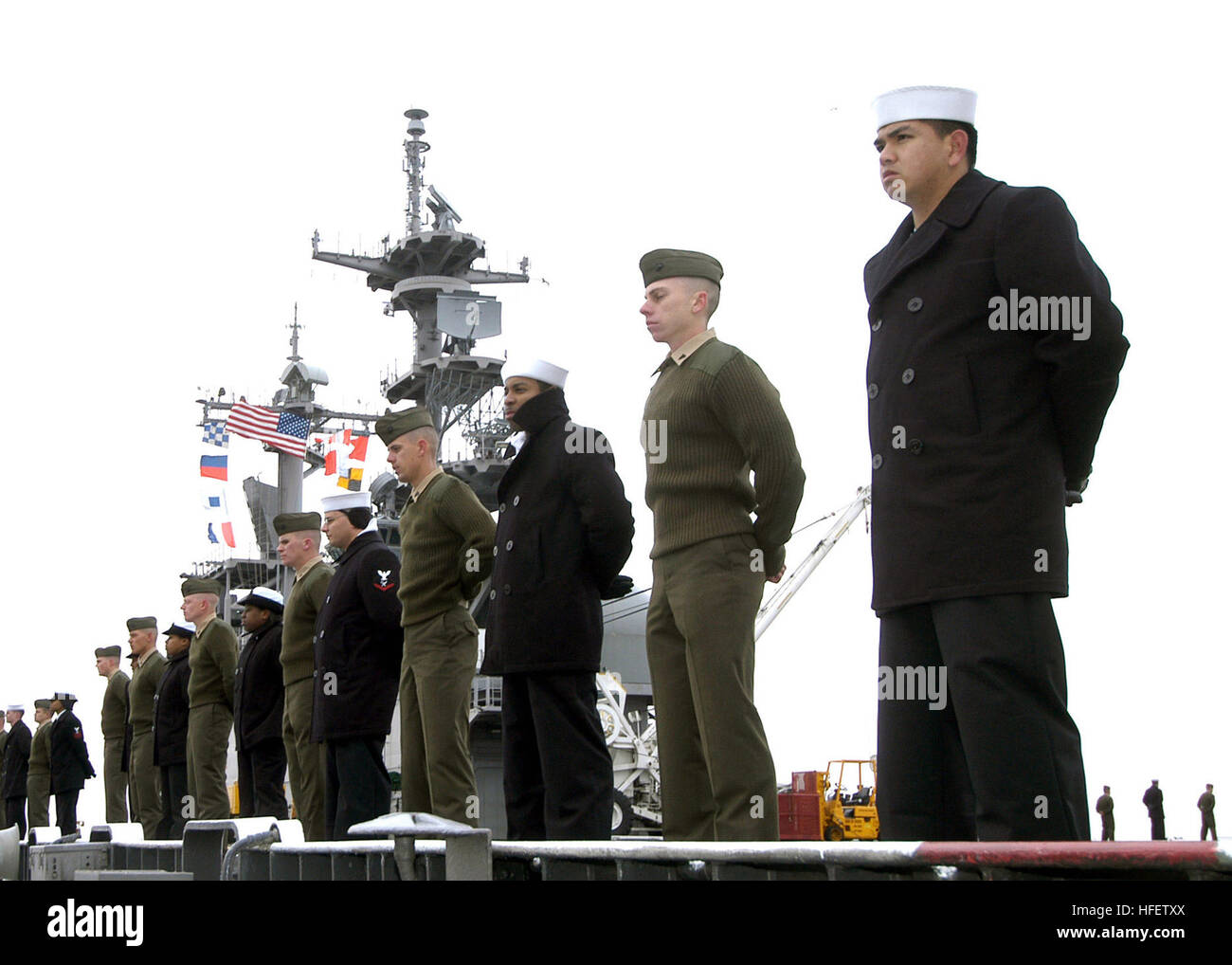040217-N-8053S-054 Norfolk, Va. (fév. 17, 2004) - marins et Marines "homme les rails" à bord du navire d'assaut amphibie USS Wasp LHD (1) à mesure qu'ils s'éloignent Naval Station Norfolk, Va. sur un déploiement prévu à l'appui de la guerre globale contre le terrorisme. Le groupe expéditionnaire Wasp 2 (ESG-2) se compose de la vedette lance-missiles USS Leyte Gulf (CG 55) et USS Yorktown (CG 48), de transport amphibie USS Shreveport (12), LPD landing ship dock USS Whidbey Island (LSD 41), destroyer lance-missiles USS McFaul (DDG 74), sous-marin d'attaque rapide 22 USS Connecticut (SSN) et le 22 Exped Marine Banque D'Images