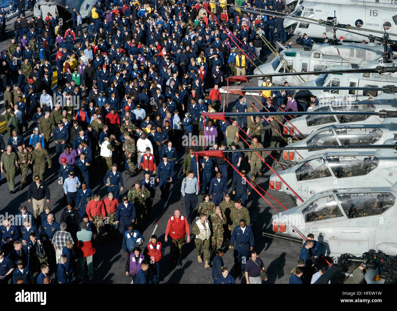 040220-N-8590P-160 de l'Océan Atlantique (10 févr. 20, 2004) Ð marins et Marines inonder la cabine de pilotage à bord du navire d'assaut amphibie USS Wasp LHD (1) après la fixation d'un exercice d'abandon du navire, pendant la traversée de l'Océan Atlantique sur un déploiement prévu à l'appui de la guerre globale contre le terrorisme. La Guêpe Expeditionary Strike Group (ESG) se compose également de la vedette lance-missiles USS Leyte Gulf (CG 55) et USS Yorktown (CG 48), de transport amphibie USS Shreveport (12), LPD landing ship dock USS Whidbey Island (LSD 41), destroyer lance-missiles USS McFaul (DDG 74), sous-marin d'attaque USS Conne Banque D'Images