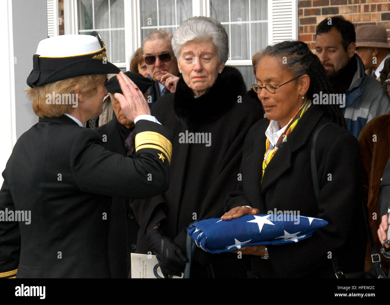 040221-N-2899A-003 Chicago, Illinois (fév. 21, 2004) Ð Adm arrière. Ann E. Rondeau, commandant de la Marine, commandant de la région Midwest/Service de la Marine, le commandement de l'instruction, rend hommage à l'enseigne nationale après avoir présenté à la Sala Marilyn Steinbach, fille de William Sylvester White, l'un des premiers afro-américain NavyÕs 13 agents. Surnommé le Golden 13, M. White, 79, a servi dans la marine à partir de 1943-1946, l'obtention du grade de Lieutenant (grade junior). À la suite de sa commission à la station d'entraînement naval, Grands Lacs en 1944, il a servi comme officier des affaires publiques à la fois neuvième district naval et à Washingto Banque D'Images