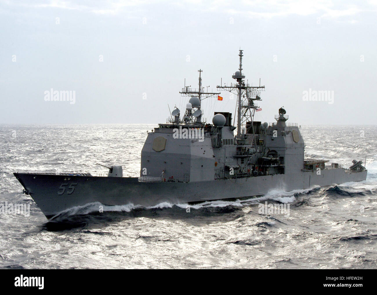 040222-N-8053S-067 de l'Océan Atlantique (10 févr. 22, 2004) - Le croiseur lance-missiles USS Leyte Gulf (CG 55) est montré en cours avec le navire d'assaut amphibie USS Wasp LHD (1) Expeditionary Strike Group (ESG). L'ESG Wasp se compose également de le croiseur lance-missiles USS Yorktown (CG 48), de transport amphibie USS Shreveport (12), LPD landing ship dock USS Whidbey Island (LSD 41), destroyer lance-missiles USS McFaul (DDG 74), sous-marin d'attaque rapide 22 USS Connecticut (SSN) et la 22e Marine Expeditionary Unit (MEU) 22. U.S. Navy photo by Photographer's Mate 3e classe David K. Simmons. (Publié) Banque D'Images