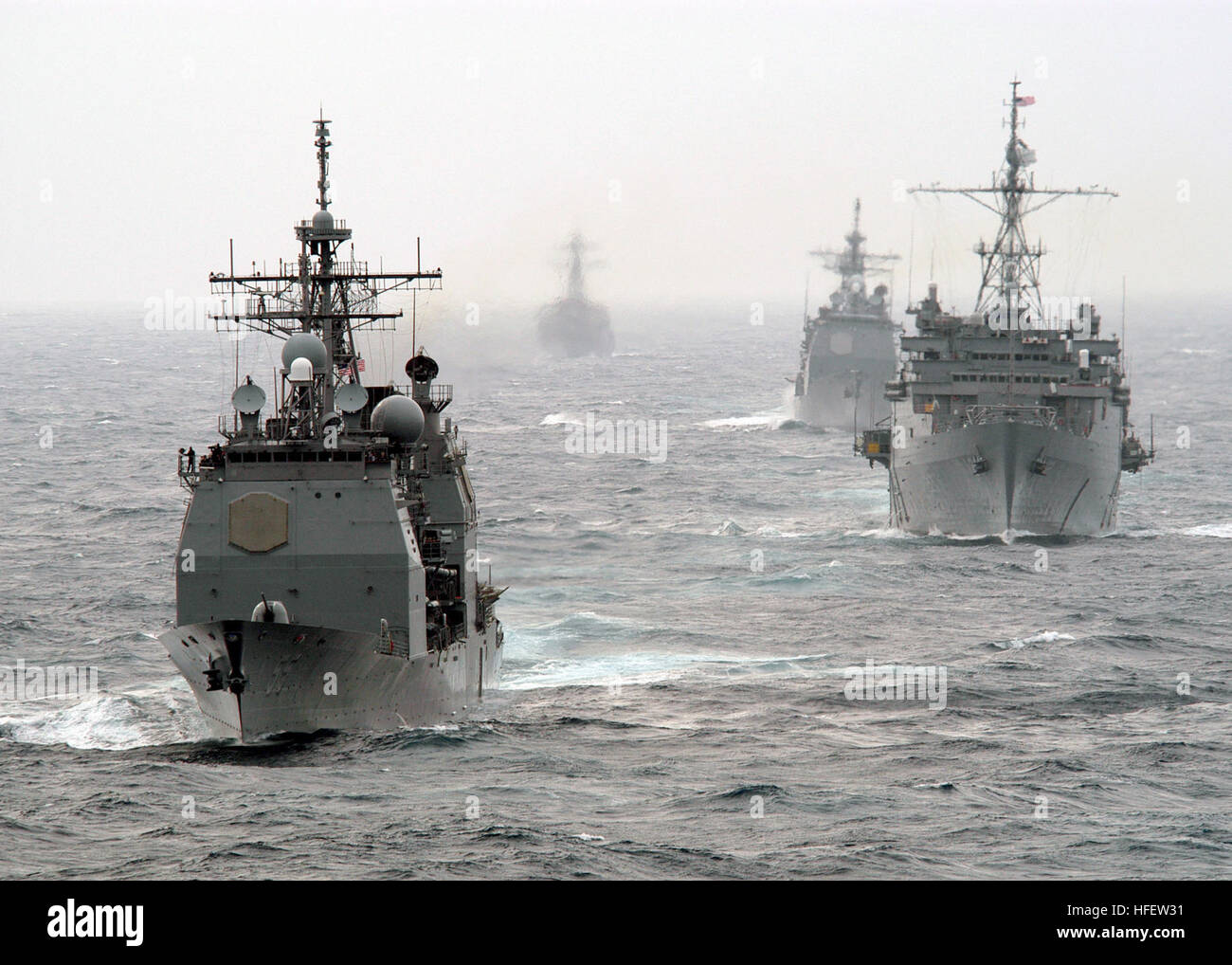 040222-N-8053P-066 de l'Océan Atlantique (10 févr. 22, 2004) - Le croiseur lance-missiles USS Leyte Gulf (CG 55), de transport amphibie USS Shreveport (LPD 12), croiseur lance-missiles USS Yorktown (CG 48) et le destroyer lance-missiles USS McFaul (DDG 74) pratique venant aux côtés de ravitaillement en mer pendant la traversée de l'océan Atlantique dans le cadre de l'assaut amphibie USS Wasp LHD (1) Expeditionary Strike Group (ESG). D'autres éléments de l'ESG Wasp : le dock landing ship USS Whidbey Island (LSD 41), le sous-marin d'attaque rapide 22 USS Connecticut (SSN), et le 22ème Expediti Marine Banque D'Images