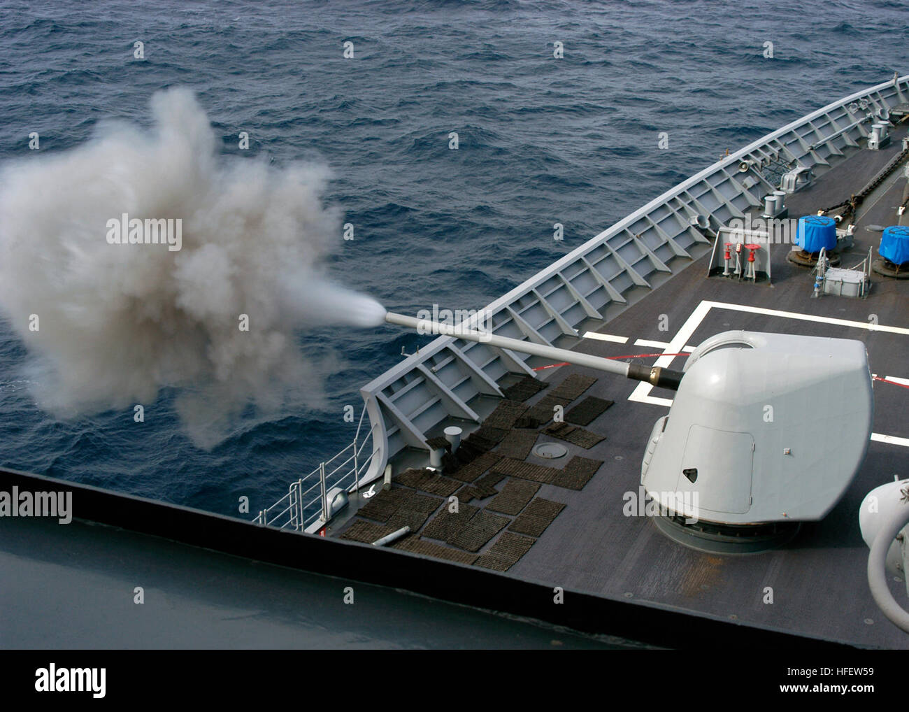 040225-N-8053S-191 de l'Océan Atlantique (10 févr. 25, 2004) Ð un calibre 54 (MK 45) 5 pouces canon léger est tiré à bord du croiseur lance-missiles USS Leyte Gulf (CG 55) dans le cadre d'un exercice de tir réel. Le Golfe de Leyte est actuellement en déploiement avec deux groupe expéditionnaire ESG (2), qui comprend également le croiseur lance-missiles USS Yorktown (CG 48), de transport amphibie USS Shreveport (LPD 12), destroyer lance-missiles USS McFaul (DDG 74), sous-marin d'attaque rapide 22 USS Connecticut (SSN), navire d'assaut amphibie USS Wasp LHD (1) et la 22e Marine Expeditionary Unit (MEU) 22. La Marine américaine pho Banque D'Images