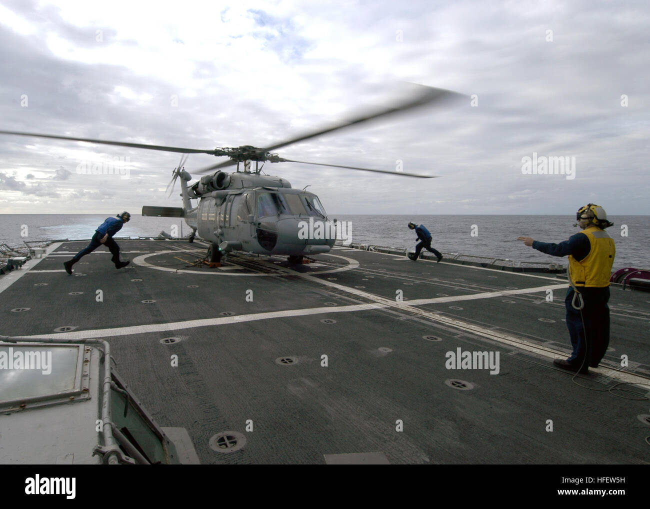 040225-N-8053S-272 de l'Océan Atlantique (10 févr. 25, 2004) Ð L'équipage préparer un MH-60S Knighthawk pour lancer à bord de la croisière des missiles guidés USS Leyte Gulf (CG 55). Le navire est actuellement en déploiement avec deux groupe expéditionnaire (2) ESG qui comprend également le croiseur lance-missiles USS Yorktown (CG 48), de transport amphibie USS Shreveport (LPD 12), destroyer lance-missiles USS McFaul (DDG 74), sous-marin d'attaque rapide 22 USS Connecticut (SSN), navire d'assaut amphibie USS Wasp LHD (1) et la 22e Marine Expeditionary Unit (MEU) 22. U.S. Navy photo by PhotographerÕs Mate 3e classe David Banque D'Images
