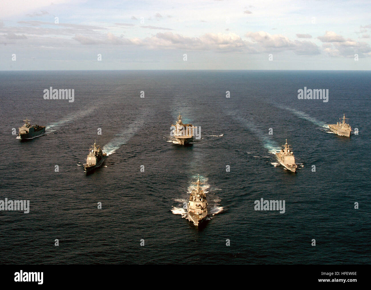 040226-N-8053S-151 de l'Océan Atlantique (10 févr. 26, 2004) Ð Deux groupe expéditionnaire (ESG-2) a récemment été déployé dans l'appui continu de la guerre globale contre le terrorisme. La Guêpe Expeditionary Strike Group (ESG) se compose des croiseurs lance-missiles USS Leyte Gulf (CG 55) et USS Yorktown (CG 48), de transport amphibie USS Shreveport (12), LPD landing ship dock USS Whidbey Island (LSD 41), destroyer lance-missiles USS McFaul (DDG 74), sous-marin d'attaque rapide 22 USS Connecticut (SSN) et la 22e Marine Expeditionary Unit (MEU) 22. U.S. Navy photo by PhotographerÕs Mate 3e classe David K. Tr Banque D'Images