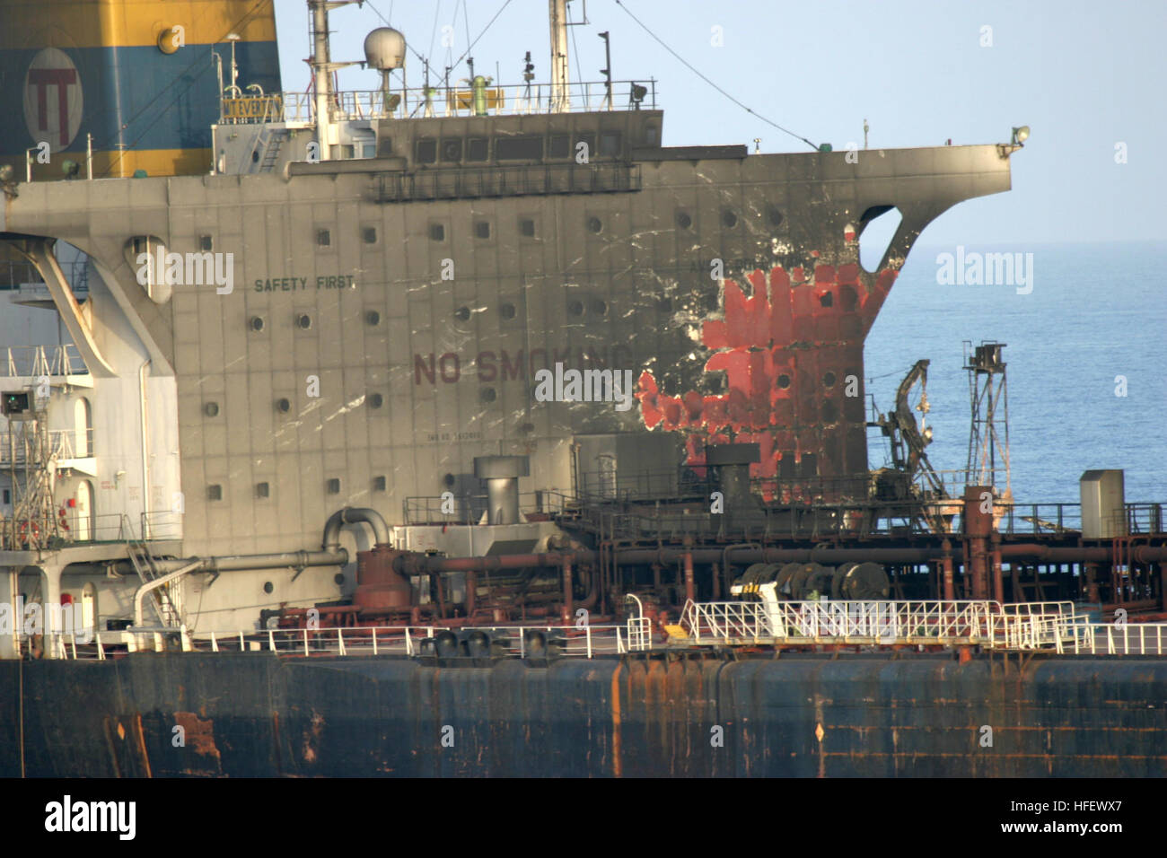 040322-N-2060K-004 5e flotte zone de responsabilité (Mar. 22, 2004) Ð Everton Navire à moteur en feu au large de la côte d'Oman. Les marins de la base de Pascagoula, Mississippi-Égide croiseur lance-missiles USS Yorktown (CG 48) expédié sous 1 à 6 personne de l'équipe de contrôle des dommages à M/V Everton avec une pompe P-100 et aqueuse mousse AFFF) pour éteindre les flammes et les points cool tout au long de sa coque. 24 de l'équipage du pétrolier 25 ont été sauvés. Un membre d'équipage est toujours portées disparues. Yorktown est attribuée à deux groupe expéditionnaire (ESG-2) mène actuellement des missions à l'appui d'opérations l'Iraq Banque D'Images