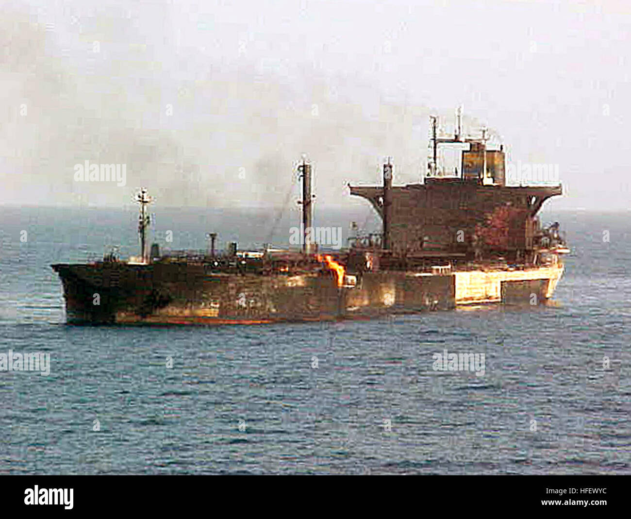 040322-N-2060K-001 5e flotte zone de responsabilité (Mar. 22, 2004) - Navire à moteur Everton en feu au large de la côte d'Oman. Les marins de la base de Pascagoula, Mississippi-Égide croiseur lance-missiles USS Yorktown (CG 48) expédié sous 1 à 6 personne de l'équipe de contrôle des dommages à M/V Everton avec une pompe P-100 et aqueuse mousse AFFF) pour éteindre les flammes et les points cool tout au long de sa coque. 24 de l'équipage du pétrolier 25 ont été sauvés. Un membre d'équipage est toujours portées disparues. Yorktown est attribuée à deux groupe expéditionnaire (ESG-2) mène actuellement des missions à l'appui d'opérations l'Iraq Banque D'Images
