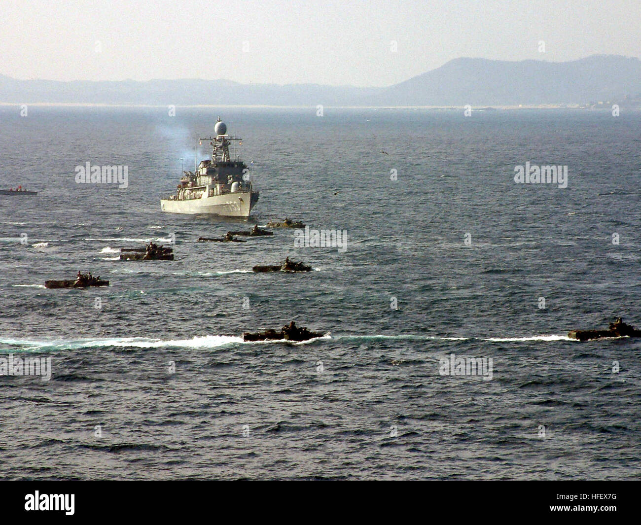 040326-N-6482H-003 en mer à bord du USS Fort McHenry (LSD 43) Mars 26, 2004 - Véhicules d'assaut amphibie (AAV) bataillon affecté à l'équipe d'atterrissage (BLT) 2/3 et la République de Corée regroupent en face de République de Corée Landing Ship Tank (LST 685 Seongin Bong) en préparation d'un atterrissage plage réception au cours de l'exercice, la mise en scène, poursuivre leur migration et intégration) et l'APMI (Foal Eagle. Et l'APMI Foal Eagle sont un exercice combiné impliquant des forces armées des États-Unis et de la République de Corée pour renforcer les possibilités de formation et d'enseigner, d'entraîneur et de mentor auprès des membres du service, tout en exerçant un sen Banque D'Images