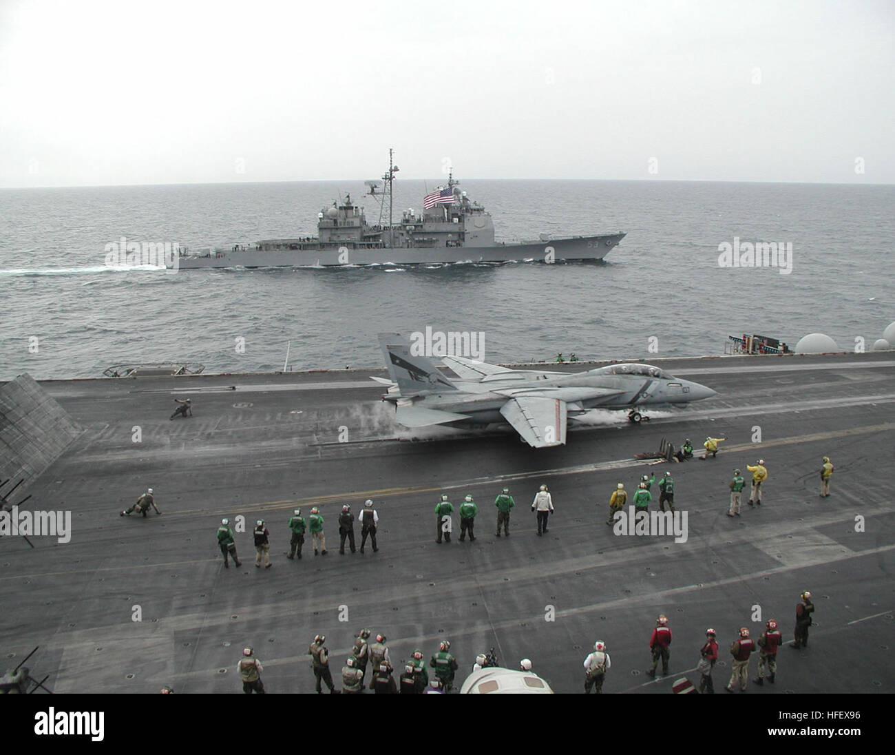 Un F-14D Tomcat du Fighter Squadron 2 est lancé depuis le pont d'envol de l'USS Constellation (CV 64) tandis que l'USS Mobile Bay (CG 53) navigue à côté dans le golfe Persique. Banque D'Images