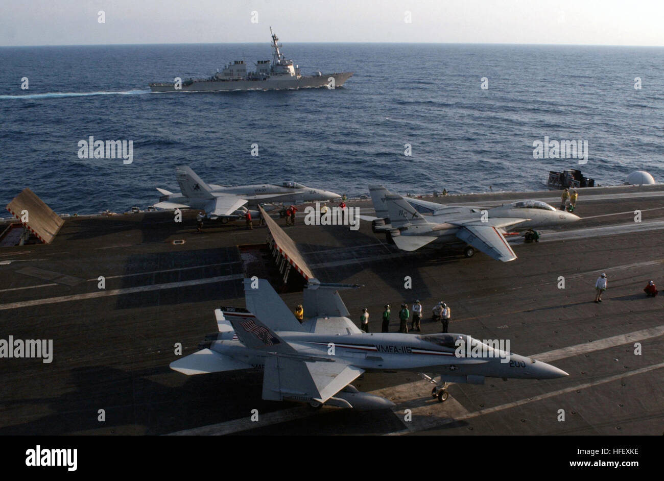 040420-N-9851B-017 de l'Océan Atlantique (10 févr. 20, 2004) - Le destroyer lance-missiles USS Laboon (DDG 58) cuit sur le côté bâbord de l'USS Harry S. Truman (CVN 75) pendant les opérations de vol. Truman est actuellement l'objet d'une formation sur mesure la disponibilité du navire (TSTA) exercice au large de la côte atlantique. U.S. Navy photo by Photographer's Mate 2e classe John L. Beeman. (Libéré) US Navy 040420-N-9851B-017 Le destroyer lance-missiles USS Laboon (DDG 58) cuit sur le côté bâbord de l'USS Harry S. Truman (CVN 75) pendant les opérations de vol Banque D'Images