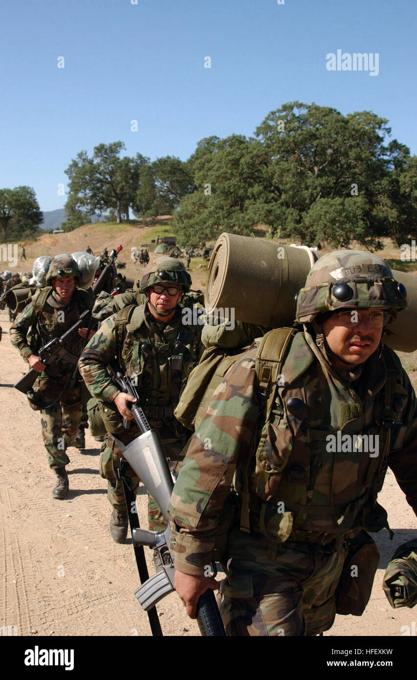 040421-N-8500S-003 Fort Hunter-Liggett, Monterey, Californie (avr. 21, 2004) - Les Marins affectés au Bataillon mobile de construction navale (17 NMCB-17) la tête dans un périmètre sécurisé pour les opérations de l'avant lors de l'opération de base portant le Duel '04. Roulement de l'opération '04 Duel est un exercice tactique pour simuler la mobilisation effective d'une réserve à l'appui du bataillon Seabee United States Marine Corps des opérations de combat. U.S. Navy photo by Photographer's Mate Paula 3e classe (Sato) PARUTION US Navy 040421-N-8500S-003 marins affectés au bataillon de construction navale 17 Mobile (NMCB-17) partez à fixer Banque D'Images