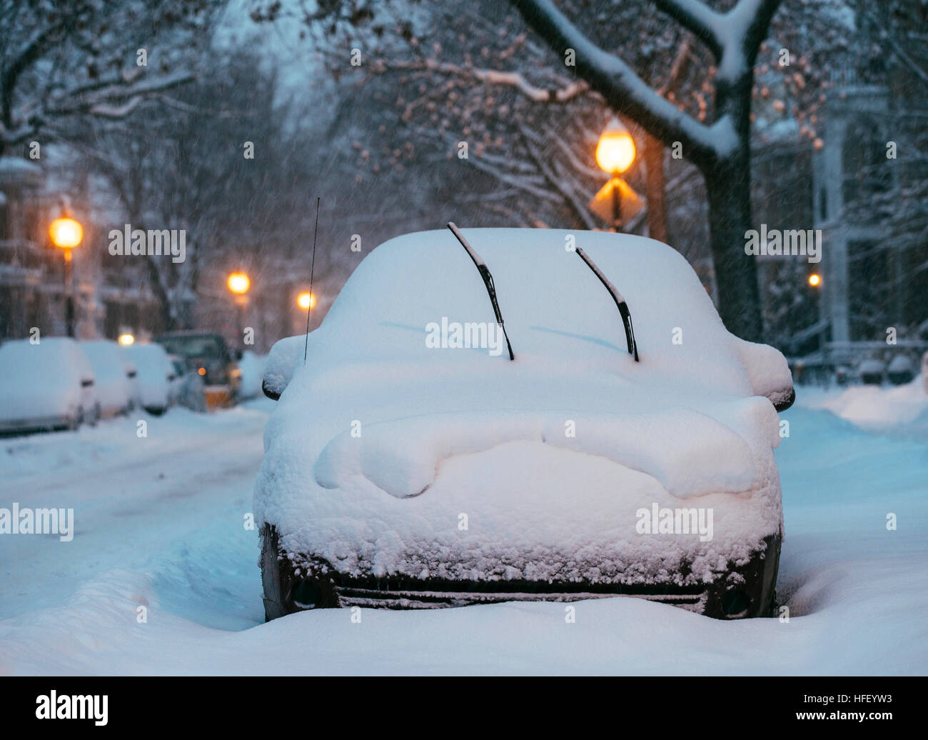 Une voiture couverte de neige avec des essuie-glaces qui sort en stationnement sur une rue à Montréal le jeudi 29 décembre 2016. Banque D'Images