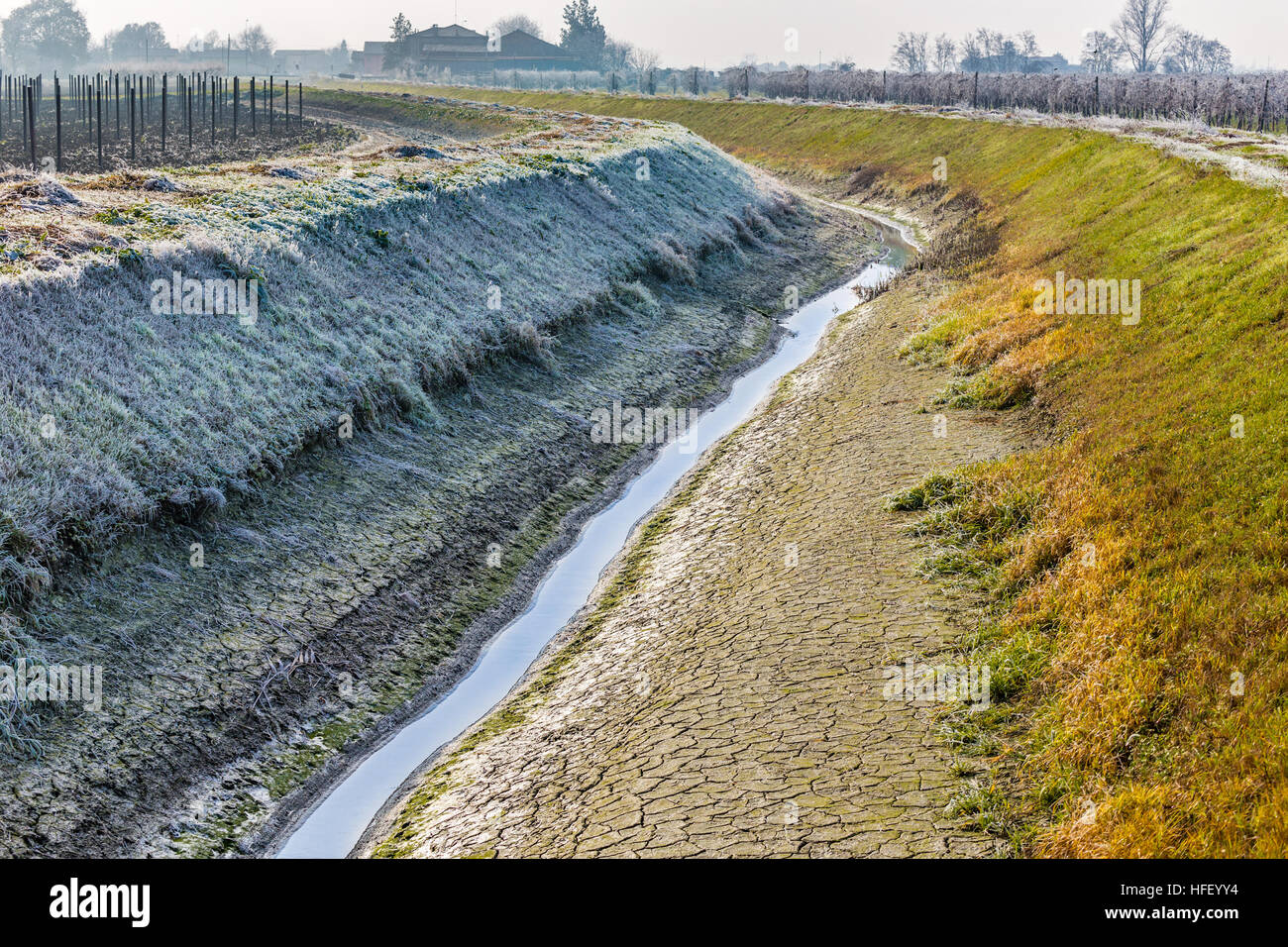Canal d'irrigation dans les sécheresses en hiver dans la campagne italienne Banque D'Images