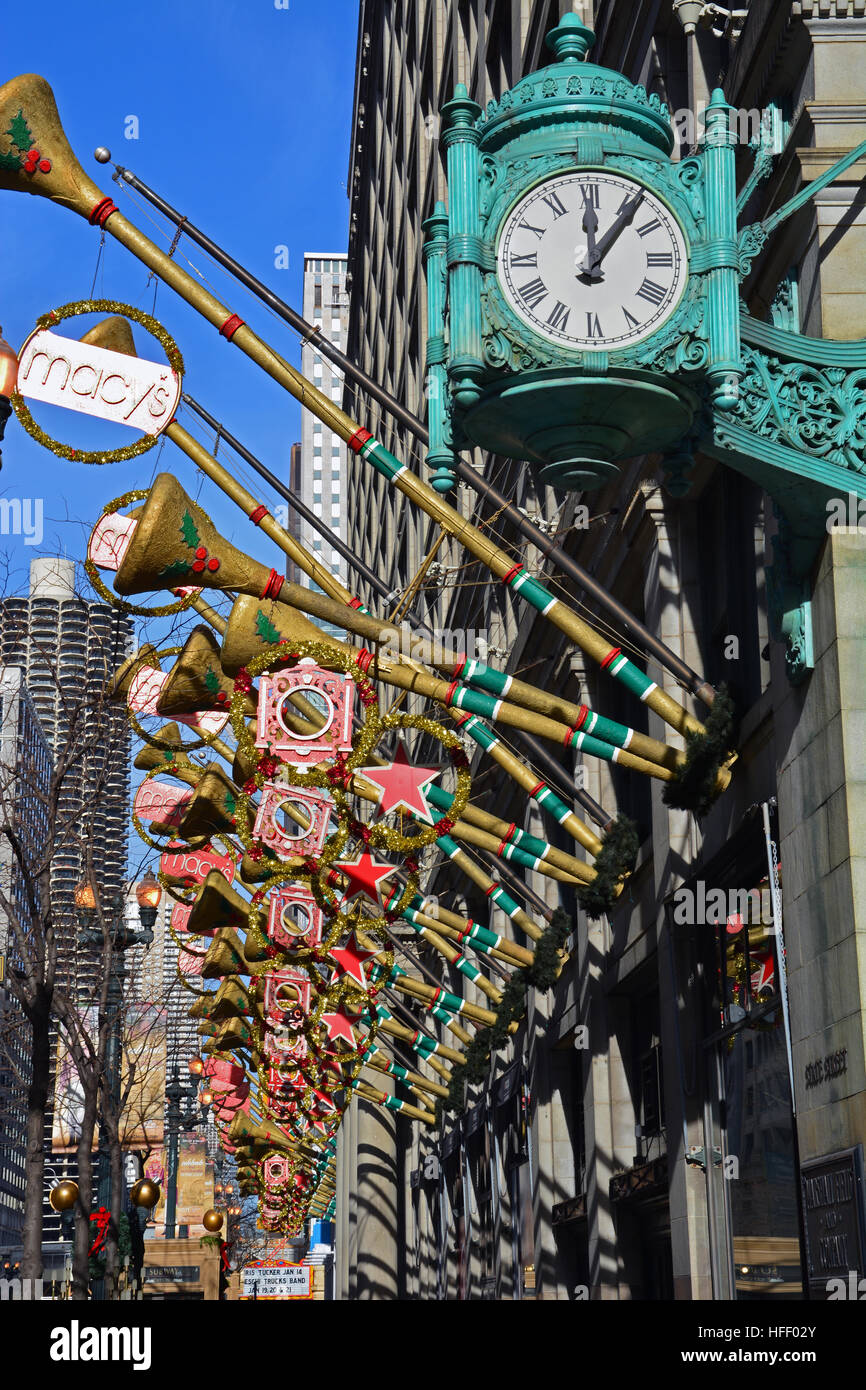 Ligne de décorations de vacances State Street en face de la Macy's department store à l'ancien bâtiment des pupilles de Montgomery. Banque D'Images Ligne de décorations de vacances State Street en face de la Macy's department store à l'ancien bâtiment des pupilles de Montgomery. Banque D'Images