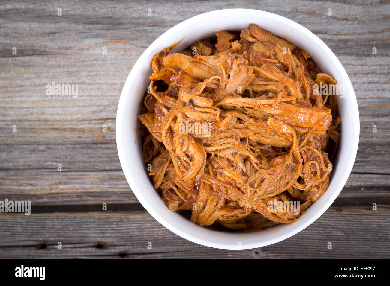 Bol de porc BBQ sur une planche en bois tableau Banque D'Images