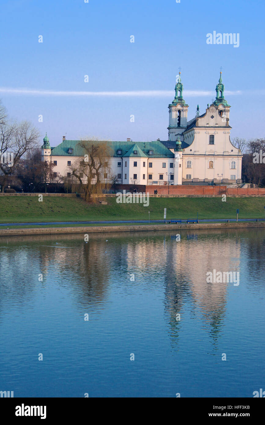 Vistule avec Pauline église sur le rocher et le monastère Krakow Pologne Banque D'Images