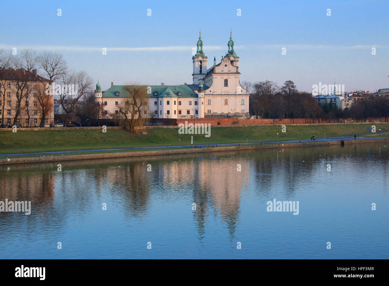 Vistule avec Pauline église sur le rocher et le monastère Krakow Pologne Banque D'Images