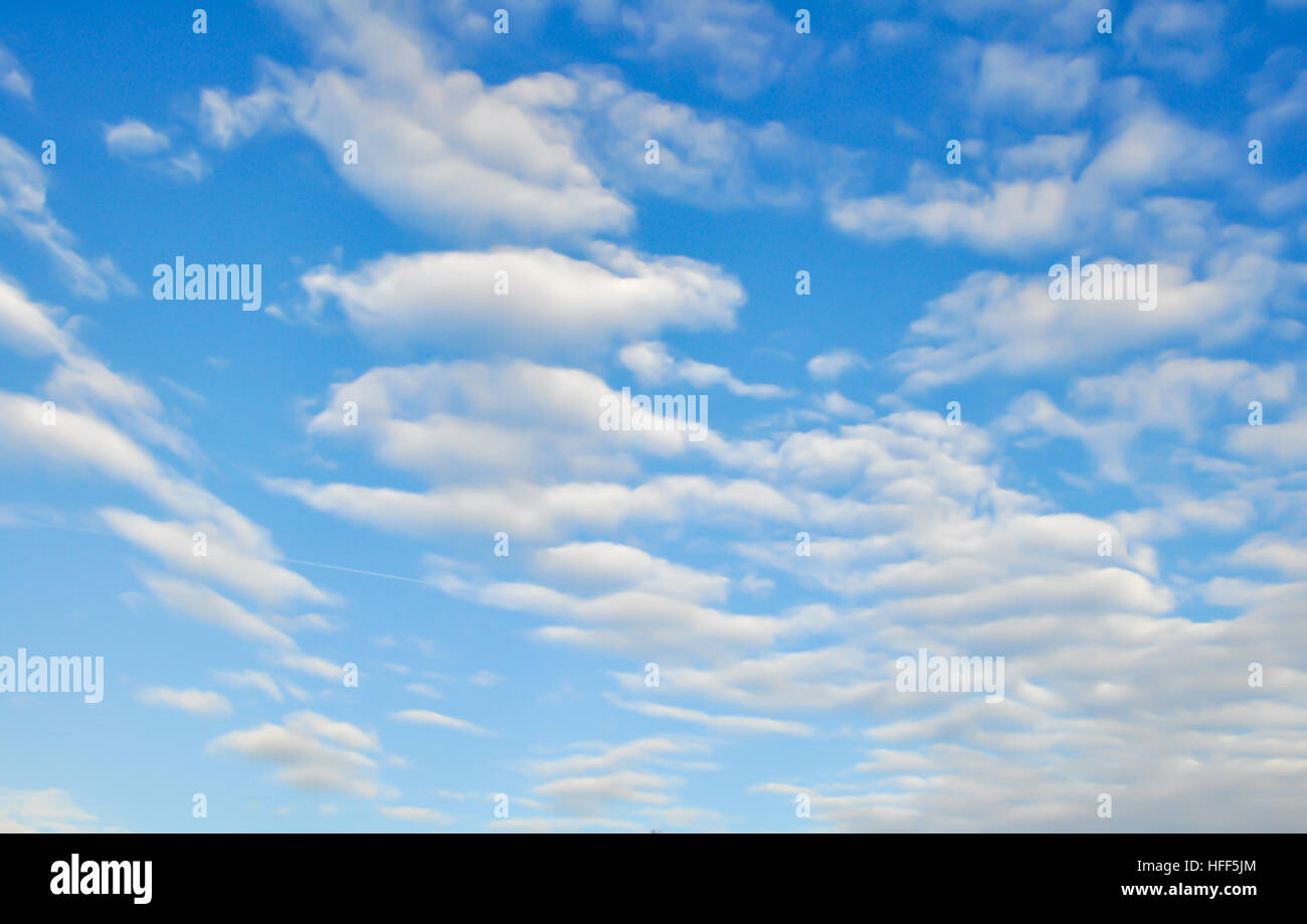 Midi ensoleillé ciel bleu avec des nuages blancs moelleux Banque D'Images