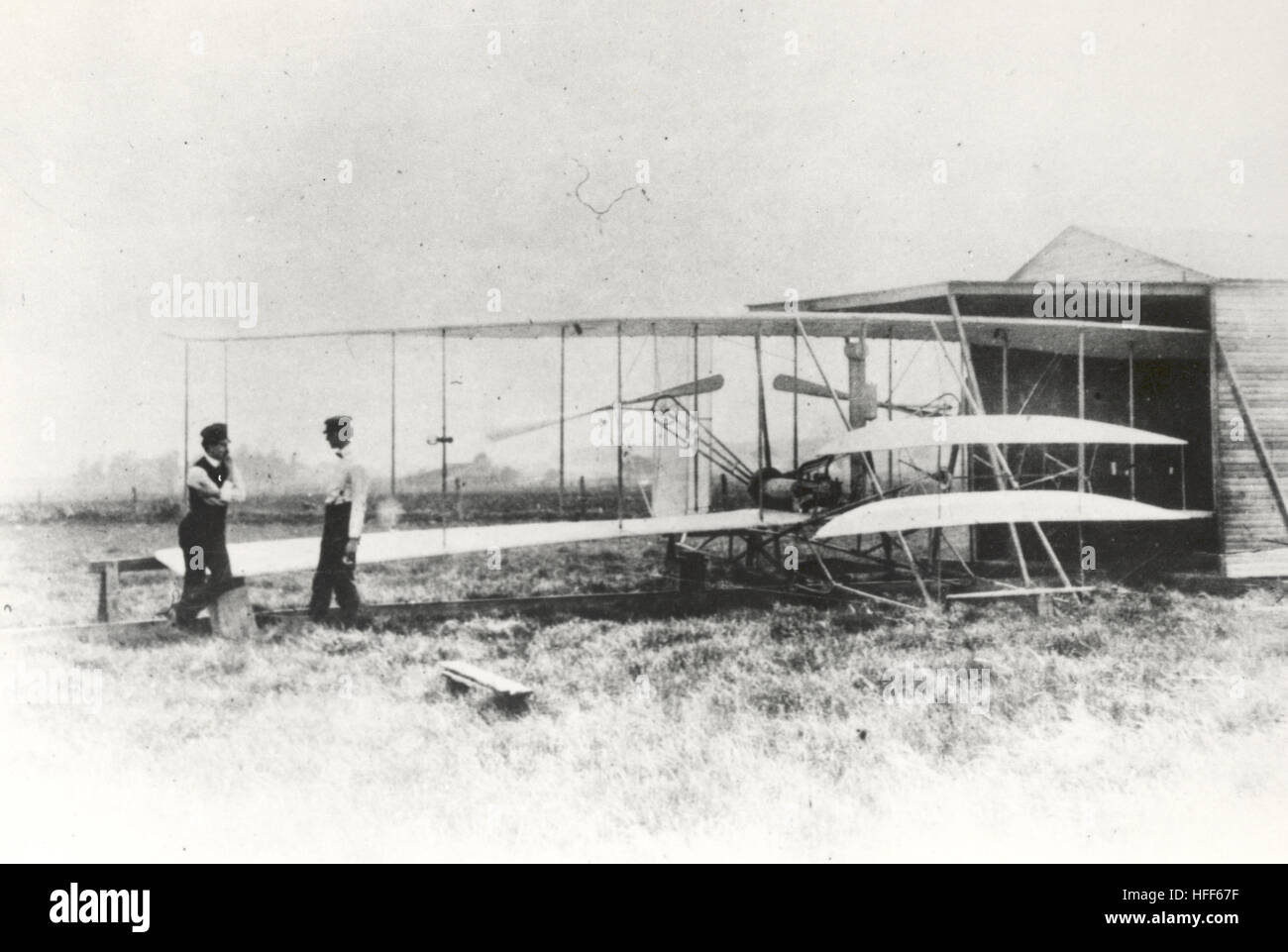 Wilber et Orville Wright sont montrés avec leur Flyer II à Huffman Prairie, où ils ont continué à affiner leurs compétences de vol et à mener des expériences de vol. Ce site a joué un rôle crucial dans leur histoire aéronautique. Banque D'Images