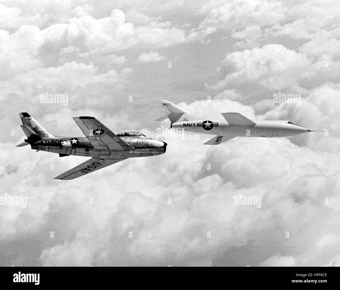 Une photographie des années 1950 capture la fusée Douglas d-558-2 Skyrocket et le F-86 Sabre nord-américain en vol, les deux mettant en vedette les premiers dessins à ailes en flèche. Cette image souligne la collaboration entre la NACA et la marine américaine pour explorer les caractéristiques des vols transsoniques et supersoniques. Banque D'Images