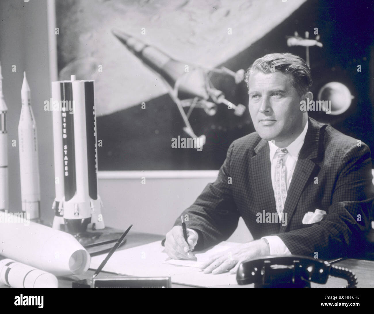 Dr Wernher von Braun, un éminent scientifique des fusées, est photographié dans son bureau avec des maquettes de fusées derrière lui. Von Braun a joué un rôle clé dans le développement de la technologie des fusées et de l'exploration spatiale au cours du XXe siècle, y compris les atterrissages lunaires Apollo. Banque D'Images