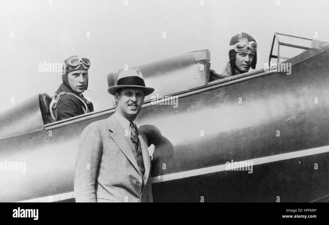 L'image présente trois personnages notables de l'histoire de l'aviation : R.E. Weick, Charles Lindbergh et James Hamilton. Ces personnes ont contribué de manière significative au développement de l'aéronautique, de la sécurité aérienne et de la technologie de vol, Lindbergh étant célèbre pour son vol transatlantique en solo et Weick étant connu pour ses recherches aérodynamiques. Banque D'Images
