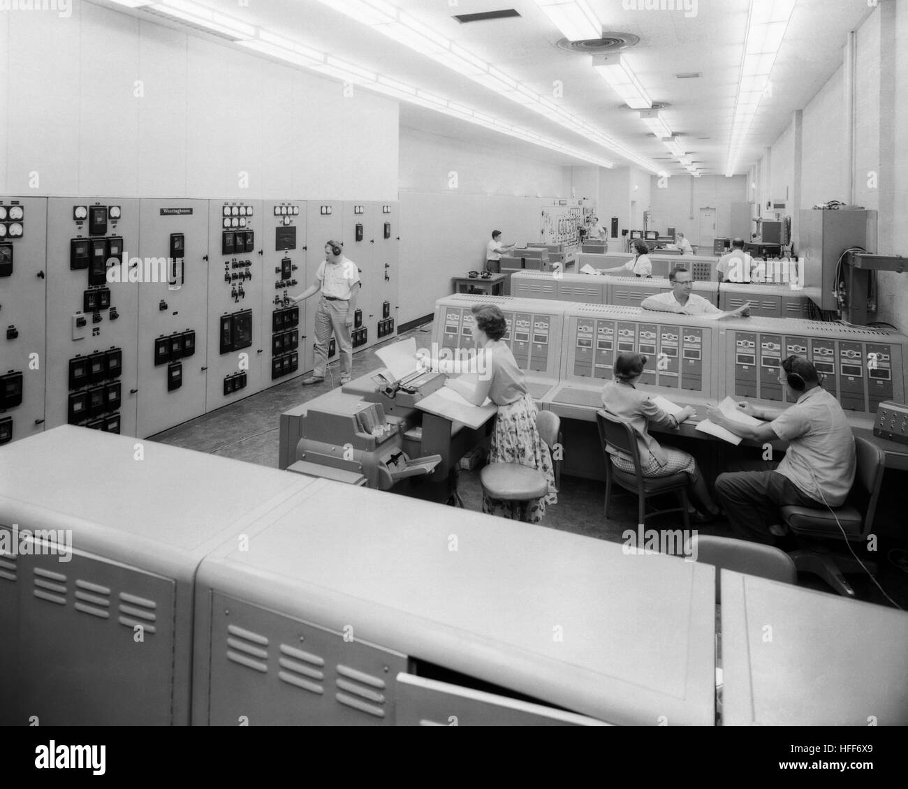 Les panneaux de commande de la soufflerie unitaire sont utilisés pour tester des modèles dans des études aérodynamiques. Cet équipement est essentiel pour simuler les conditions de vol afin d'améliorer la conception des avions. Banque D'Images