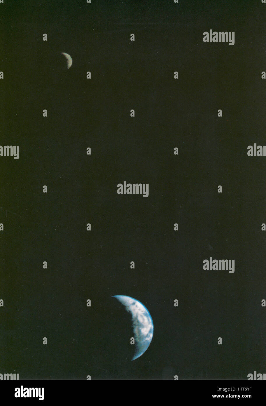 Capturée en 2002, cette photographie emblématique montre la Terre et la Lune dans une seule image, mettant en évidence la relation entre notre planète et son satellite naturel depuis l’espace. L'image met en évidence le contraste d'échelle et la proximité entre les deux corps. Banque D'Images