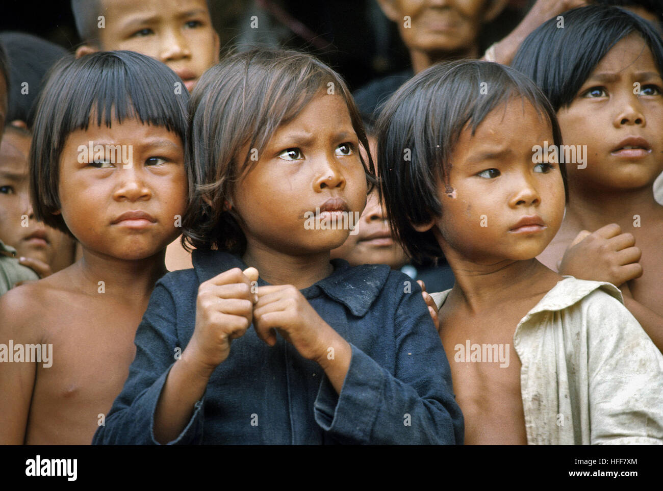 Les enfants thaïlandais watch international aide les travailleurs de manière suspecte dans Kon Kaen, Thaïlande. Banque D'Images