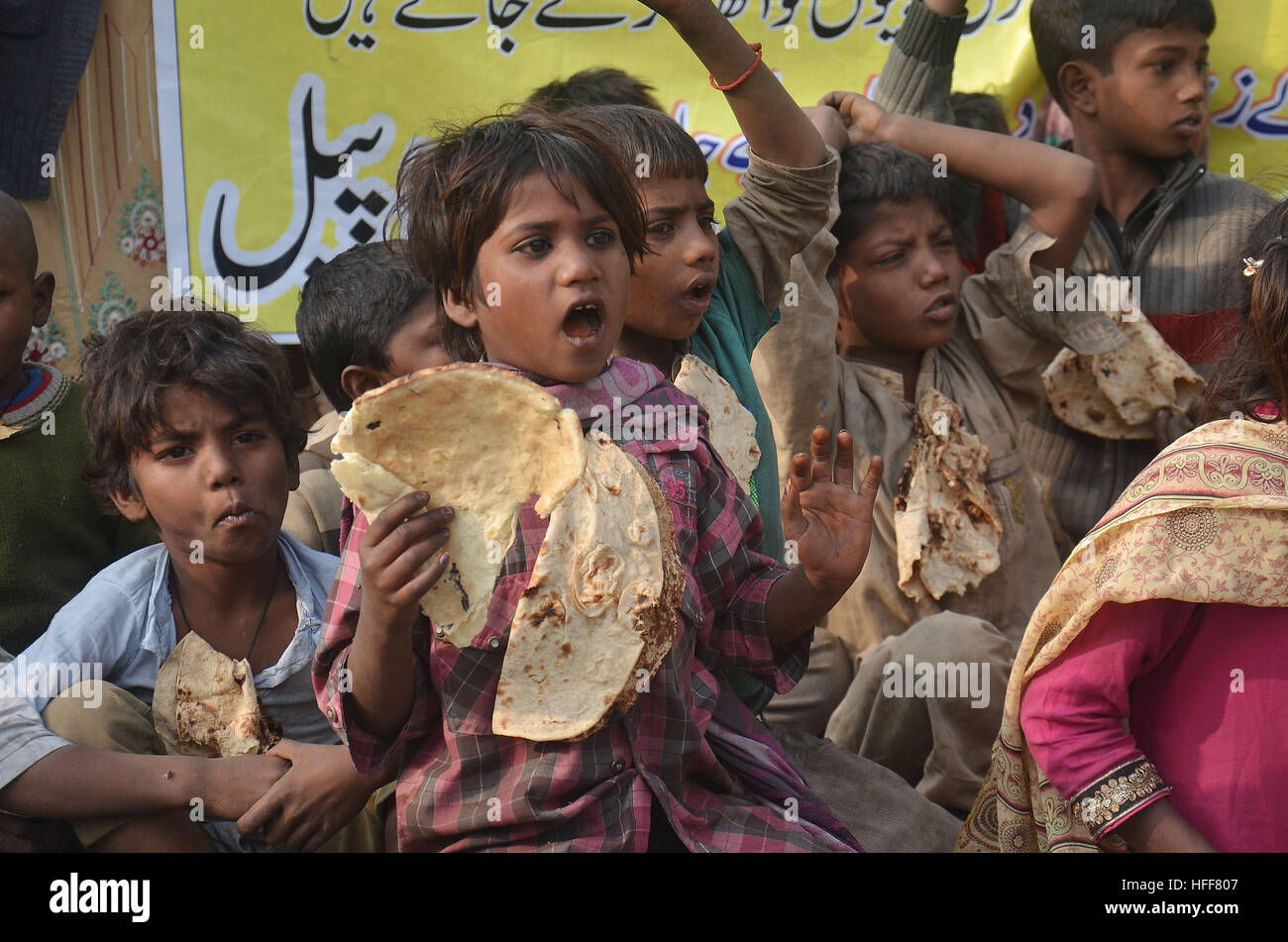 Les pauvres pakistanais tenir le pain sec qu'ils protestent contre un  groupe de voleur de rein au cours de la démonstration à Lahore press club.  Mohammad Akram et Muhammad Aslam montrent leur