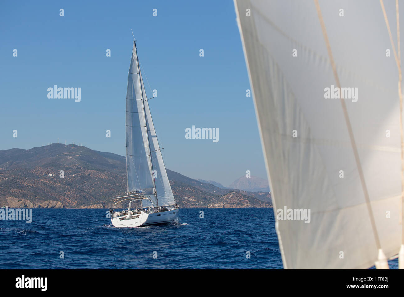 Les bateaux à voile Bateaux à voiles blanches dans la mer ouverte. Banque D'Images