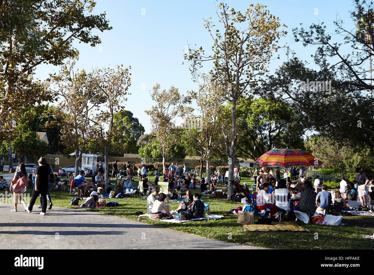 Les gens se détendre sur l'herbe en dehors de Los Angeles County Museum of Art, LACMA Banque D'Images