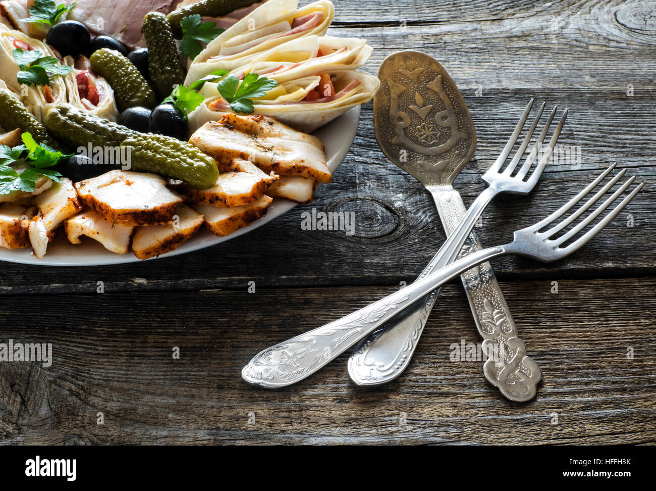 Assiette de charcuterie avec jambon, bacon, olives et pickles Banque D'Images