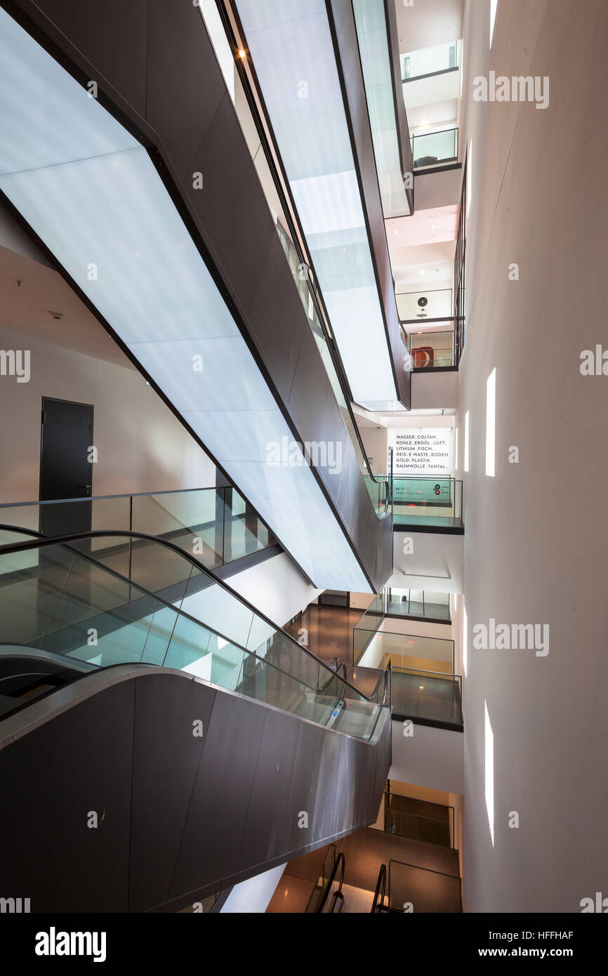 Allemagne, Dortmund, escaliers mécaniques dans le bâtiment Dortmunder U, un centre pour les arts et la créativité, Musée Ostwall Banque D'Images