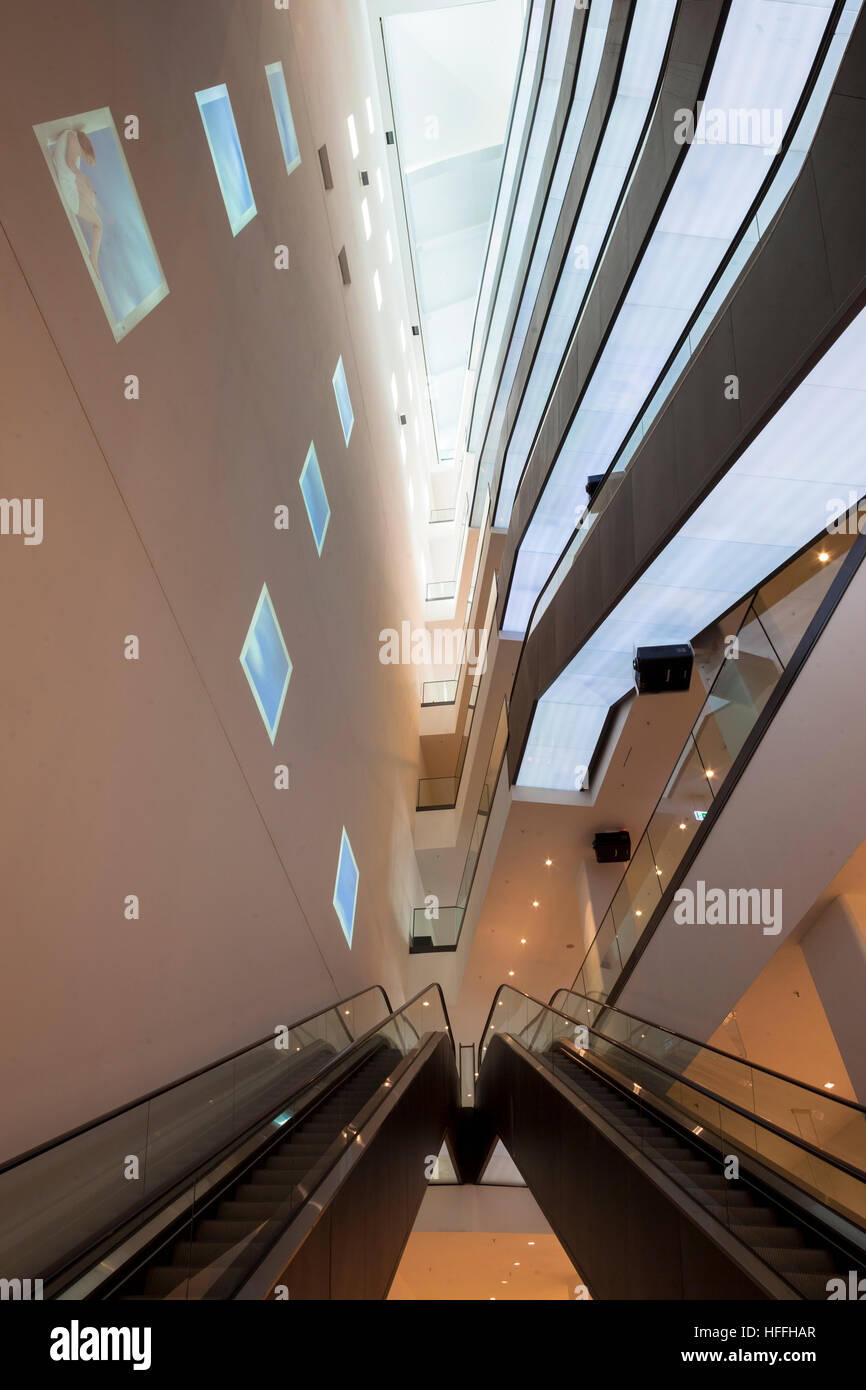 Allemagne, Dortmund, escaliers mécaniques dans le bâtiment Dortmunder U, un centre pour les arts et la créativité, Musée Ostwall Banque D'Images