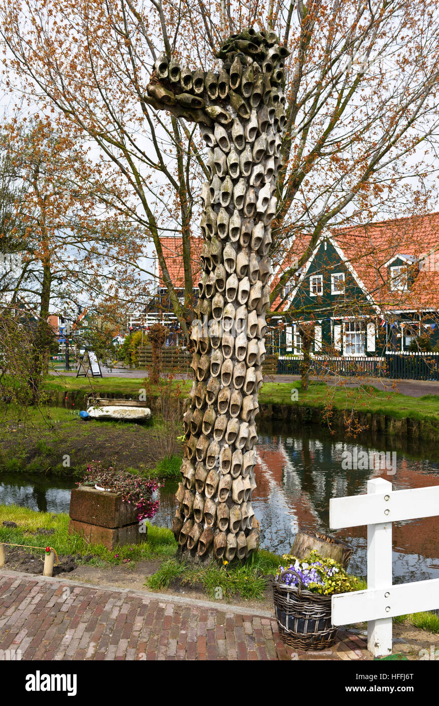 Un arbre décoré avec beaucoup de vieux sabots en bois, en Hollande, aux  Pays-Bas Photo Stock - Alamy