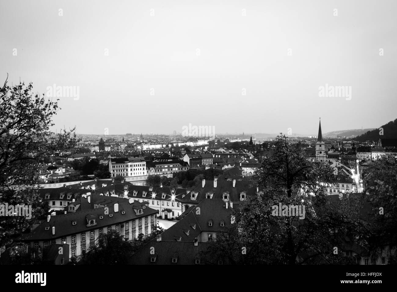 Soleil se couche et la nuit commence à Prague en une journée d'automne Banque D'Images