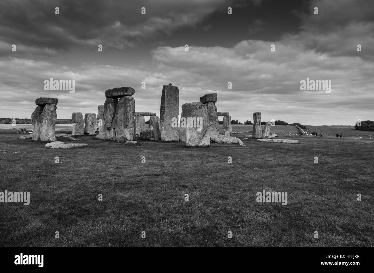 Stonehenge sous un ciel dramatique en noir et blanc, Salisbury, Angleterre Banque D'Images